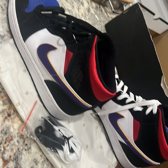 Nike Air Jordan sneakers 1Mid SE men size 12.  EUC like new - Picture 12 of 13